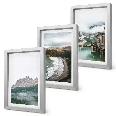 Gallery wall met berglandschap, strand en een houten huis