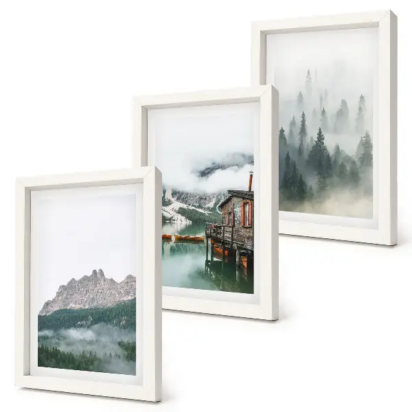 Set van ingelijste schilderijen met bergen, meer, huisje en mist in het bos