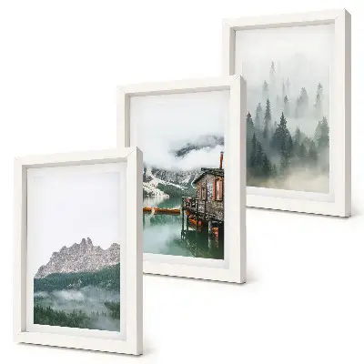 Set van ingelijste schilderijen Bergen, meer, huisje en mist in het bos