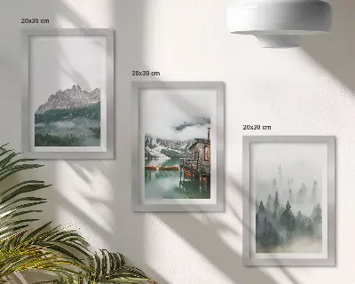 Set van ingelijste schilderijen met bergen, meer, huisje en mist in het bos