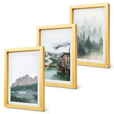 Set van ingelijste schilderijen met bergen, meer, huisje en mist in het bos
