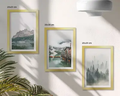 Set van ingelijste schilderijen met bergen, meer, huisje en mist in het bos
