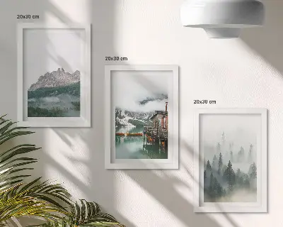 Set van ingelijste schilderijen met bergen, meer, huisje en mist in het bos