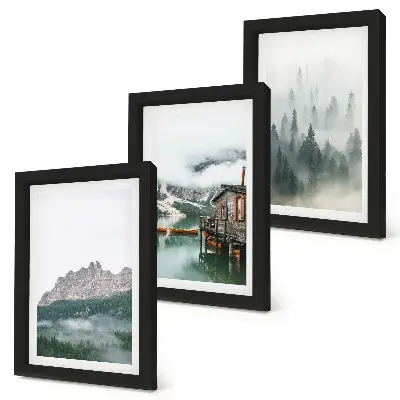 Set van ingelijste schilderijen met bergen, meer, huisje en mist in het bos