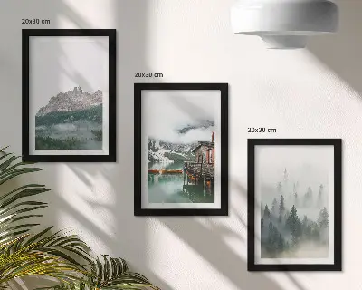 Set van ingelijste schilderijen met bergen, meer, huisje en mist in het bos