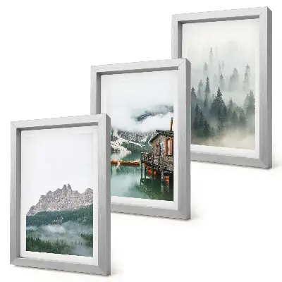 Set van ingelijste schilderijen met bergen, meer, huisje en mist in het bos