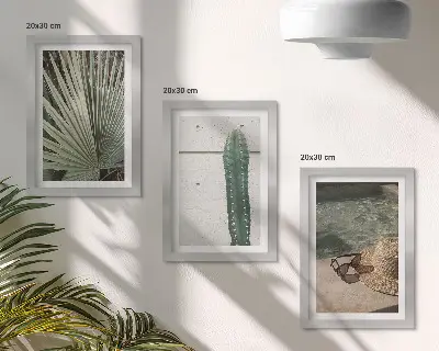 Gallery wall met tropische planten en accessoires voor een vakantie aan het water