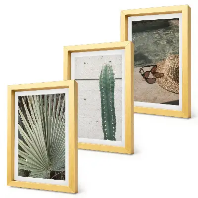 Gallery wall met tropische planten en accessoires voor een vakantie aan het water