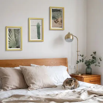 Gallery wall met tropische planten en accessoires voor een vakantie aan het water