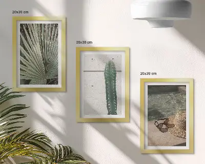 Gallery wall met tropische planten en accessoires voor een vakantie aan het water