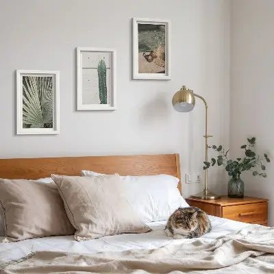 Gallery wall met tropische planten en accessoires voor een vakantie aan het water