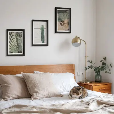 Gallery wall met tropische planten en accessoires voor een vakantie aan het water
