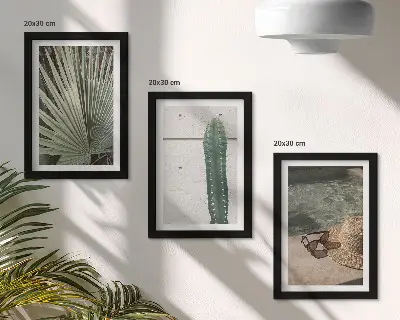 Gallery wall met tropische planten en accessoires voor een vakantie aan het water