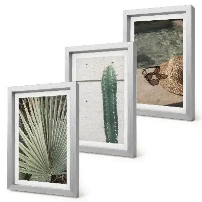 Gallery wall met tropische planten en accessoires voor een vakantie aan het water