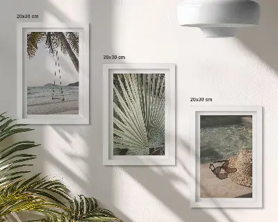 Set ingelijste schilderijen met strandvakantie en palmbladerenschommel