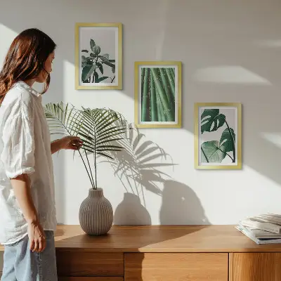 Gallery wall met bamboestengels, kamerplanten en monsterabladeren