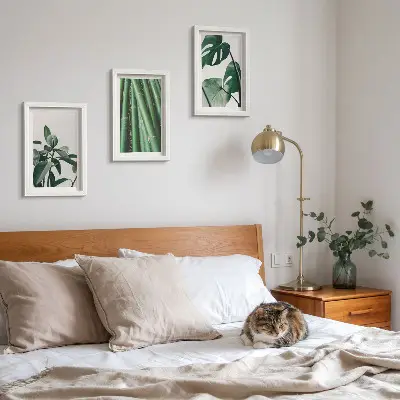 Gallery wall met bamboestengels, kamerplanten en monsterabladeren