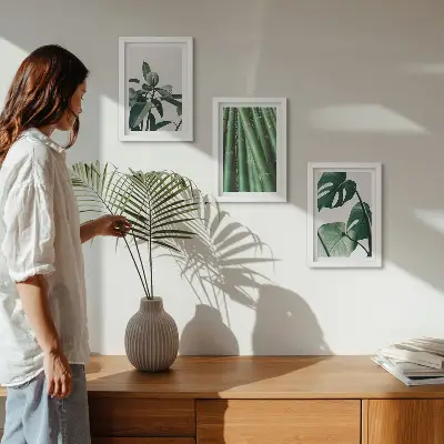 Gallery wall met bamboestengels, kamerplanten en monsterabladeren