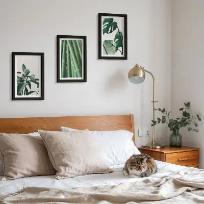 Gallery wall met bamboestengels, kamerplanten en monsterabladeren