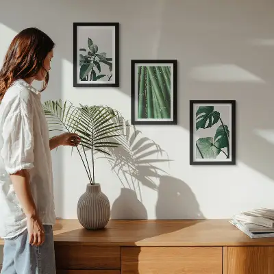 Gallery wall met bamboestengels, kamerplanten en monsterabladeren