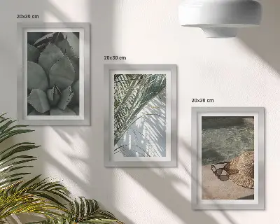 Set van ingelijste schilderijen met tropische planten en vakantieaccenten