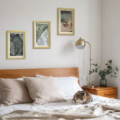 Set van ingelijste schilderijen met tropische planten en vakantieaccenten