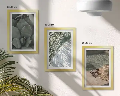 Set van ingelijste schilderijen met tropische planten en vakantieaccenten