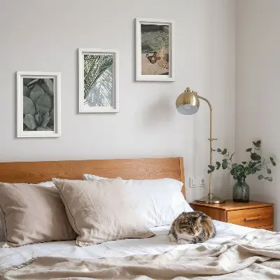 Set van ingelijste schilderijen met tropische planten en vakantieaccenten
