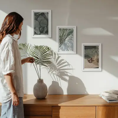 Set van ingelijste schilderijen met tropische planten en vakantieaccenten