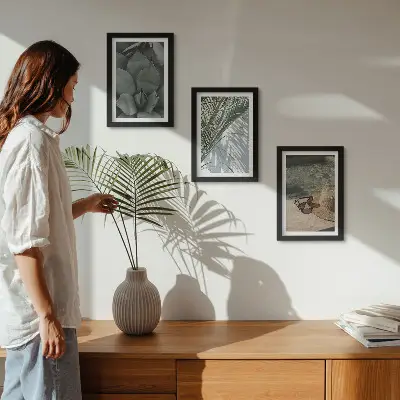 Set van ingelijste schilderijen met tropische planten en vakantieaccenten