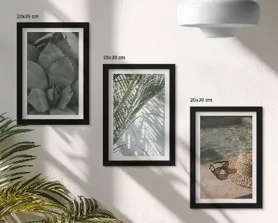 Set van ingelijste schilderijen met tropische planten en vakantieaccenten