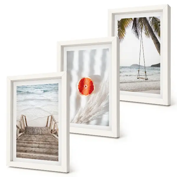 Gallery wall met strand met houten trap in vakantiesfeer