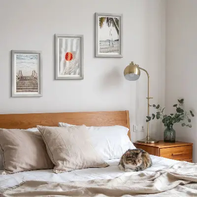 Gallery wall met strand met houten trap in vakantiesfeer