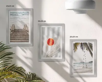 Gallery wall met strand met houten trap in vakantiesfeer