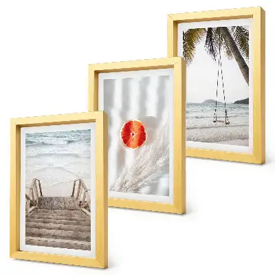 Gallery wall met strand met houten trap in vakantiesfeer