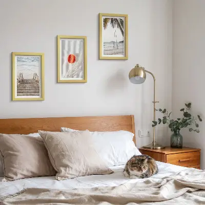 Gallery wall met strand met houten trap in vakantiesfeer
