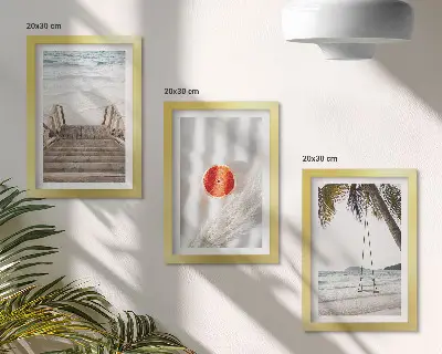 Gallery wall met strand met houten trap in vakantiesfeer