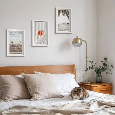 Gallery wall met strand met houten trap in vakantiesfeer
