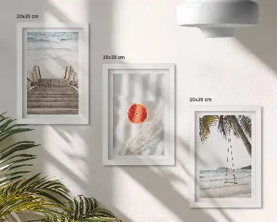 Gallery wall met strand met houten trap in vakantiesfeer