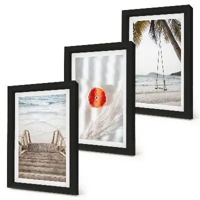 Gallery wall met strand met houten trap in vakantiesfeer