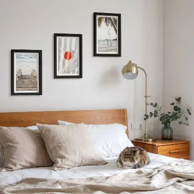 Gallery wall met strand met houten trap in vakantiesfeer