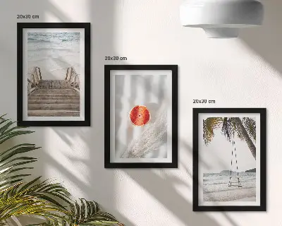 Gallery wall met strand met houten trap in vakantiesfeer