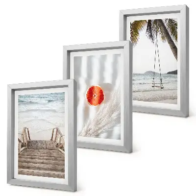Gallery wall met strand met houten trap in vakantiesfeer