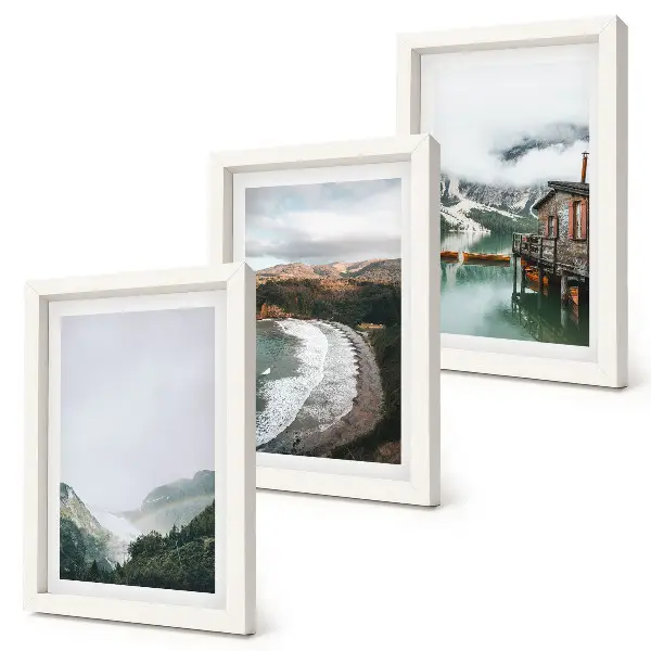 Set van ingelijste schilderijen met uitzicht op bergen, strand, wolken en water