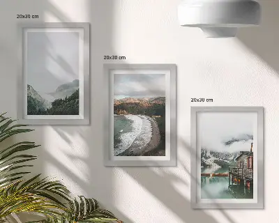 Set van ingelijste schilderijen met uitzicht op bergen, strand, wolken en water