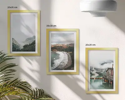 Set van ingelijste schilderijen met uitzicht op bergen, strand, wolken en water