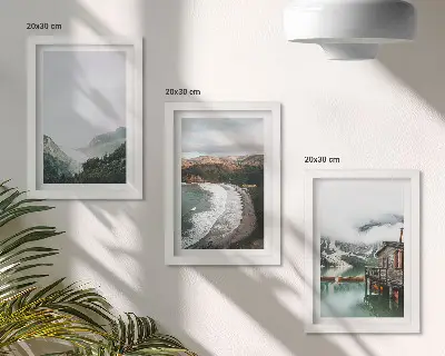 Set van ingelijste schilderijen met uitzicht op bergen, strand, wolken en water