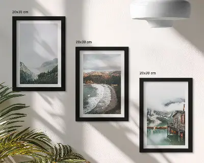 Set van ingelijste schilderijen met uitzicht op bergen, strand, wolken en water