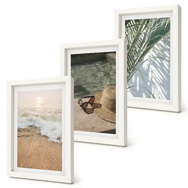 Gallery wall met afbeelding van een strandhoed en zonnebril tussen bladeren
