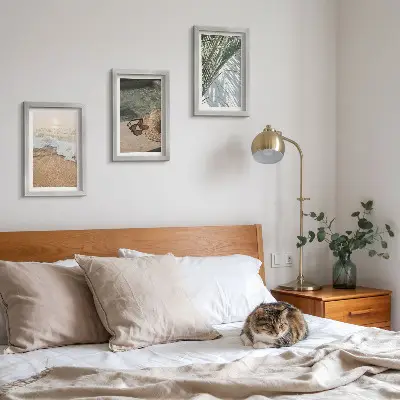 Gallery wall met afbeelding van een strandhoed en zonnebril tussen bladeren